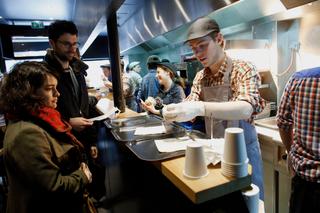 Le comptoir d’un restaurant Big Fernand à Paris, en 2015