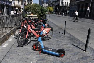 Les vélos et trottinettes électriques en free-floating (sans attache) ont investi les rues de nombreuses villes européennes.