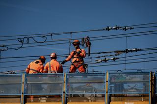 Des agents de SNCF Réseau changent un caténaire au-dessus des rails, le 8 avril 2025.