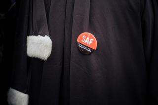 Logo du SAF sur une robe noire, dont sont issus de nombreux participants à la « contre-Berryer ».