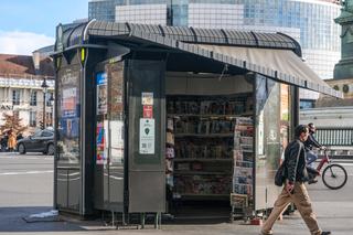 Kiosque à journaux à Paris.