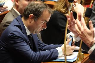 Sebastien Lecornu sur son smartphone, lors des questions parlementaires à l’Assemblée nationale (janvier 2026)